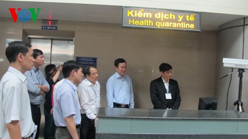 Обязательный медицинский осмотр в аэропорту Нойбай для выявления случаев заболевания птичьим гриппом - ảnh 1